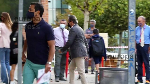 Mar Saura y Javier Revuelta acompañan a sus hijos al colegio el primer día de curso escolar
