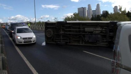 Sağlık çalışanlarını taşıyan servis minibüsü kaza yaptı