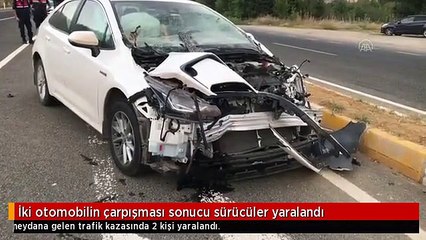 İki otomobilin çarpışması sonucu sürücüler yaralandı