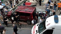 İstanbul’da otomobil durağa daldı: Yaralılar var