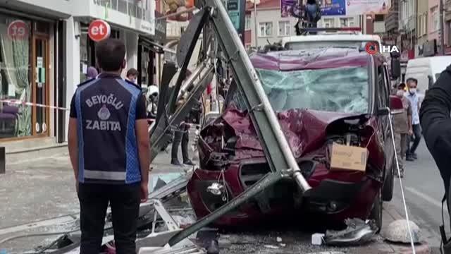 Kasımpaşa'da hafif ticari araç otobüs durağına böyle daldı: 1 ölü, 3'ü ağır 7 yaralı