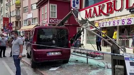 İstanbul'da araç durağa daldı: Yaralılar var !