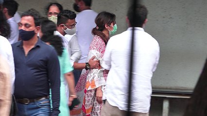 Sidharth Shukla Last Rite: Sidharth के अंतिम संस्कार के दौरान बेहोश हुई Shehnaaz Gill |FilmiBeat