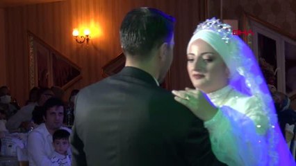 Son dakika... ASKER KARDEŞTEN ABLAYA DÜĞÜN SÜRPRİZİ: GÖNDERDİĞİ MESAJ OKUNURKEN SALONA GİRDİ
