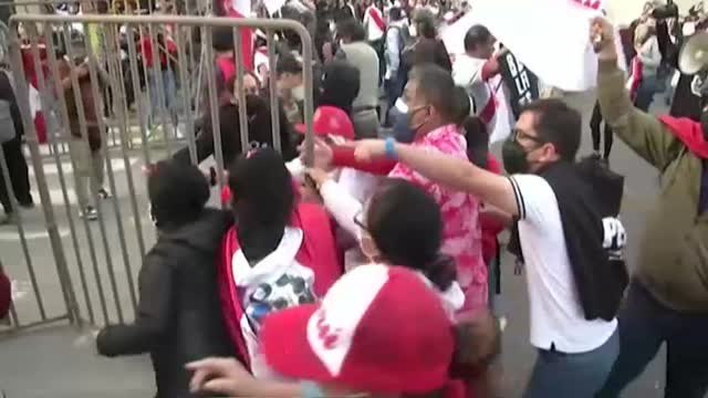 Seguidores de Keiko Fujimori protestan en Perú contra el gobierno