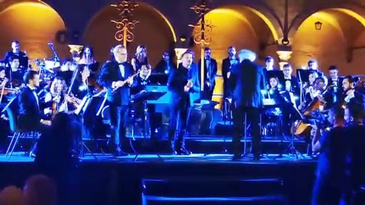 Nek al Lido omaggia Morricone con 'Se Telefonando', applaudono Sting e Zucchero