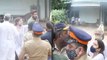 Sidharth Shukla Cremation पर Sambhavna Seth की Police के साथ हाथापाई Watch Video | Boldsky