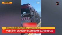 Volcó un camión y destrozó 8 camionetas