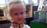لحظة مرعبة لثعبان يلدغ فتاة من وجهها فى حديقة حيوانات روسية.