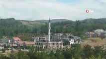 Bursa'da rüzgar minareyi beşik gibi böyle salladı