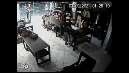 Download Video: Vídeo mostra ação de ladrões em empresa de roupas na região Central