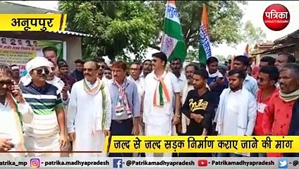 जर्जर सड़क के विरोध में विधायक ने किया पैदल मार्च