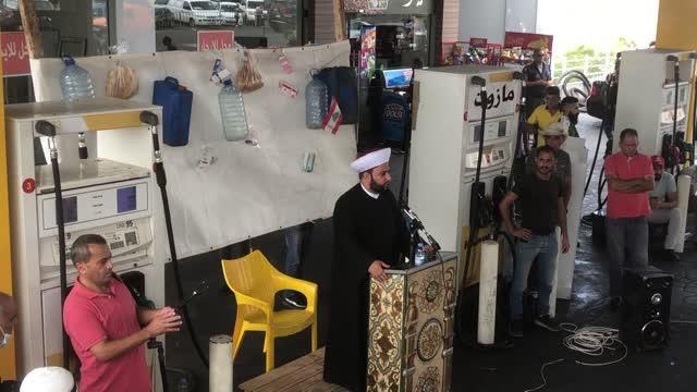 Lübnan'daki akaryakıt krizi, benzin kuyruğunda kılınan cuma namazıyla protesto edildi
