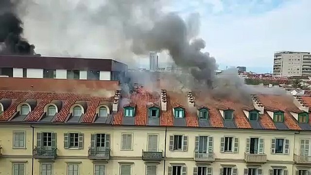 Torino, incendio fuori controllo: le fiamme si estendono al palazzo accanto