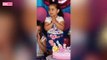 Meme de la niña que sopla las velas de cumpleaños por otra y esta reacciona tirándole de los pelos