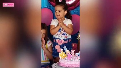 Meme de la niña que sopla las velas de cumpleaños por otra y esta reacciona tirándole de los pelos