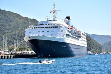 Dev yolcu gemisi sadece 7 saatliğine Marmaris'e geldi