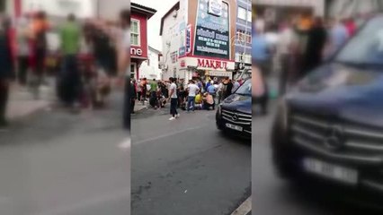 Beyoğlu'nda hafif ticari araç durakta bekleyenlere çarptı: 8 yaralı (3)