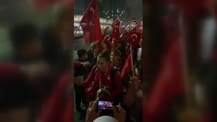 Paralimpik Oyunları şampiyonu golbolcüler, Olimpiyat Köyü'nde sevinçle karşılandı