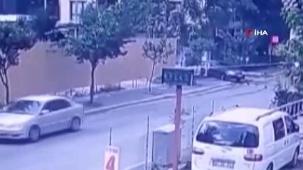 Son dakika... Ağaca çarpan otomobil kaldırıma çıkıp ters döndü: O anlar kamerada