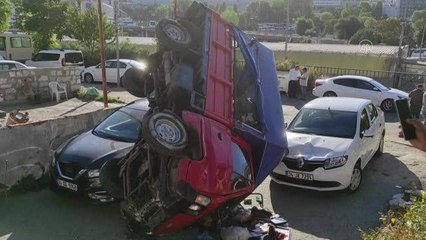 Bayrampaşa'da, freni boşalan kamyonet park halindeki 2 aracın üstüne devrildi