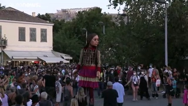 Una marioneta gigante para concienciar sobre la crisis de los refugiados