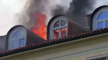 Incendio a Torino, il momento in cui le fiamme si estendono su tutto il tetto dello stabile