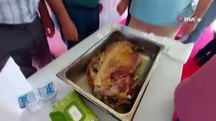 10 kiloluk oğlağı 4 dakikada yedi; 'seneye daha büyük oğlak isterim' dedi