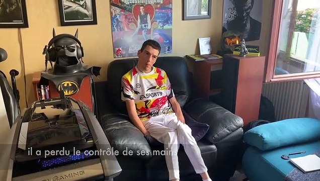 Près de Rennes. En situation d'handicap, Hichem joue aux jeux vidéos avec ses pieds