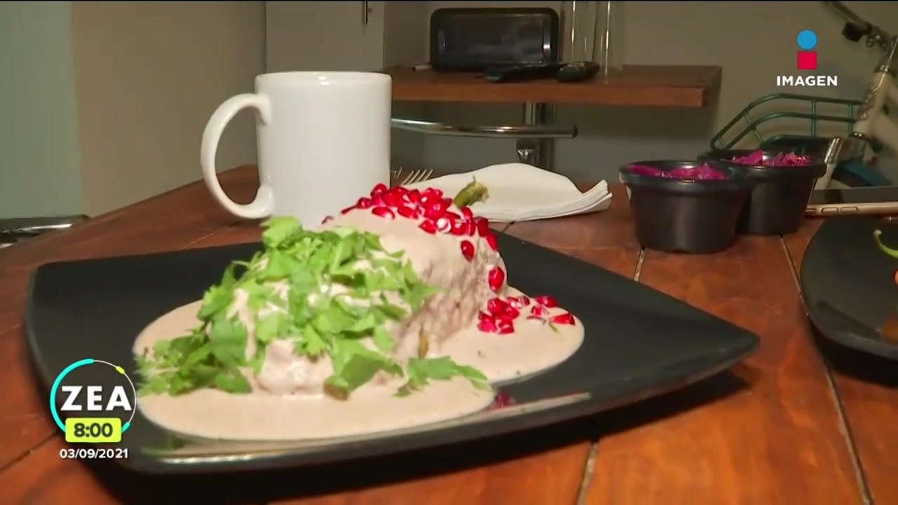 Atalo Mata desayuna molletes de cochinita y chi...