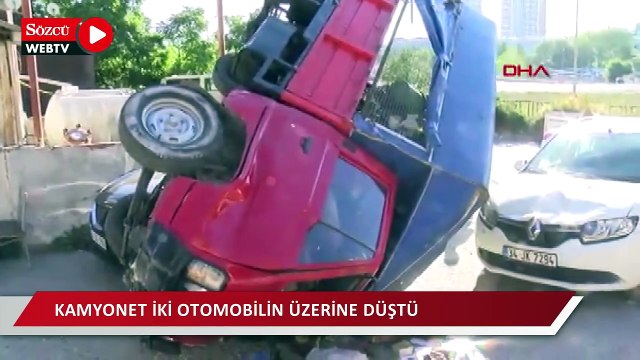 Bayrampaşa'da kamyonet minibüs durağını aşarak iki otomobilin üzerine düştü