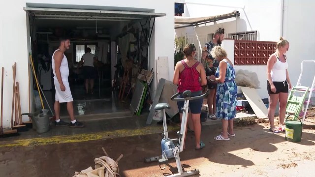 سكان الكنار يتفقدون الأضرار التي لحقت بممتلكاتهم بعد السيول التي اجتاحت إسبانيا