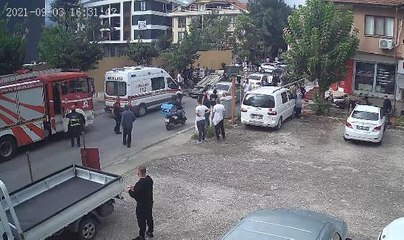 KALDIRIMDAKİ AĞAÇLARA ÇARPAN OTOMOBİLİN DEVRİLMESİ KAMERADA