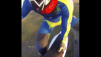 Ce motard tente un trick mais n'arrive pas à rattraper sa moto