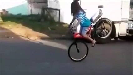 Elle se prend la gamelle de sa vie mais pas de la façon dont on pense