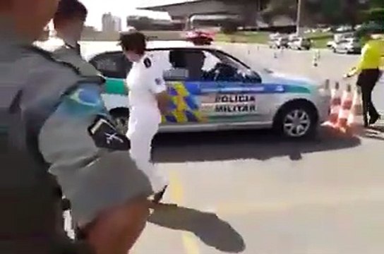 Comment sortir d'une place de parking rapidement... En mode cascadeur