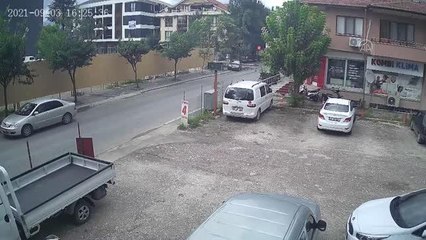 DÜZCE- Otomobilin ağaçlara çarparak devrilmesi kameraya yansıdı