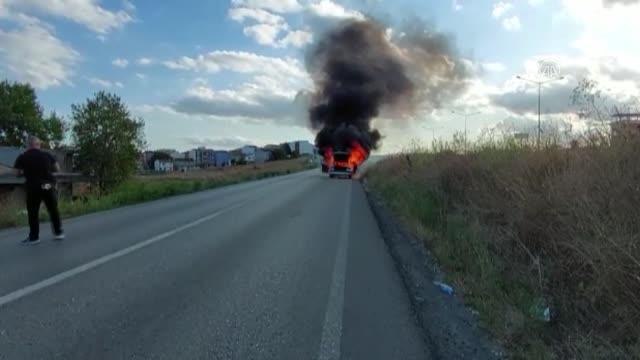 Seyir halindeyken yanan otomobil kullanılamaz hale geldi