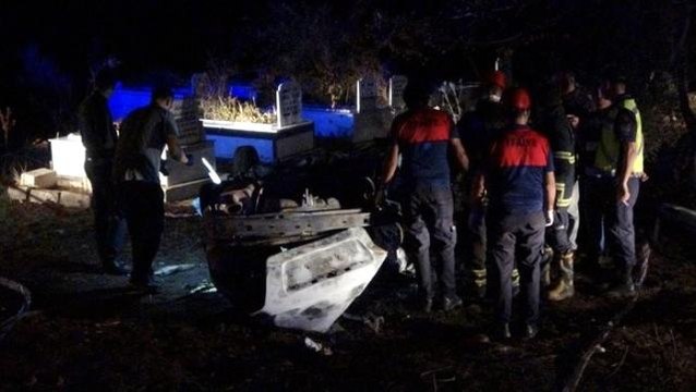 Son dakika haber... Otomobil ile hafif ticari araç kafa kafaya çarpıştı: 1 ölü, 2 yaralı