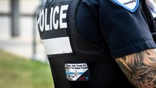 Le symbole controversé de la ligne bleue aperçu sur l'uniforme de policiers du SPVM