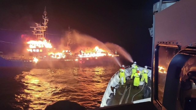 군산 어청도 해상에서 어선 화재...27명 모두 구조 / YTN