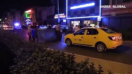 İzmir'de ticari taksinin çarptığı kişi öldü! Kaza anı güvenlik kamerasında