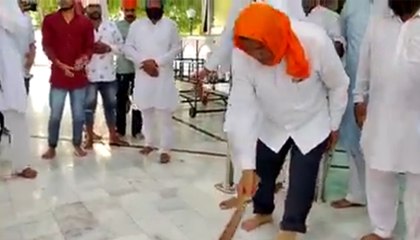 Video: कांग्रेस नेता हरीश रावत को क्यों उठानी पड़ी झाडू और कहां किए जूते साफ?