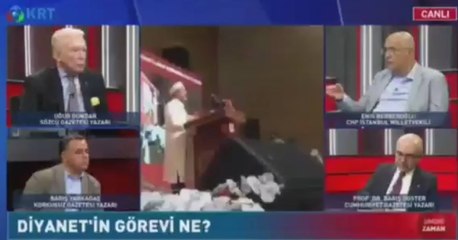 Uğur Dündar'dan Ali Erbaş'a tepki: Cübbesini çıkarıp AKP'de siyasete başlaması kendisi için en doğru yoldur