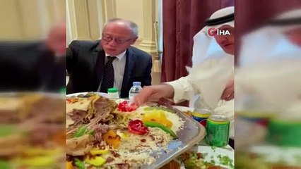 Suudi Arabistan’da vali, Japonya Büyükelçisi Fumio'ya eliyle pilav yemeyi öğretti