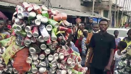 النفايات في كينشاسا تتحول أزياء وآلات موسيقية لـ"فناني الأداء"