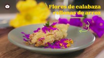 Flores de calabaza rellenas con arroz, manzana y menta