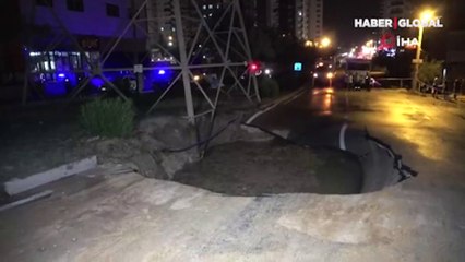 Adana'da su borusu patlayınca yol çöktü, evler ve iş yerleri sular altında kaldı