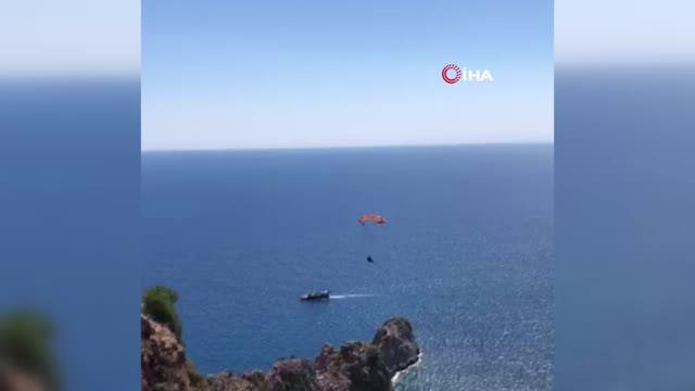 Yamaç paraşütü kayalık alana böyle düştü: Pilot yaralandı