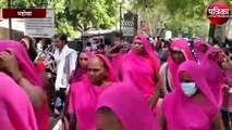 महंगाई, किसान उत्पीड़न के विरोध में सडकों पर उतरा महिला संगठन गुलाबी गैंग